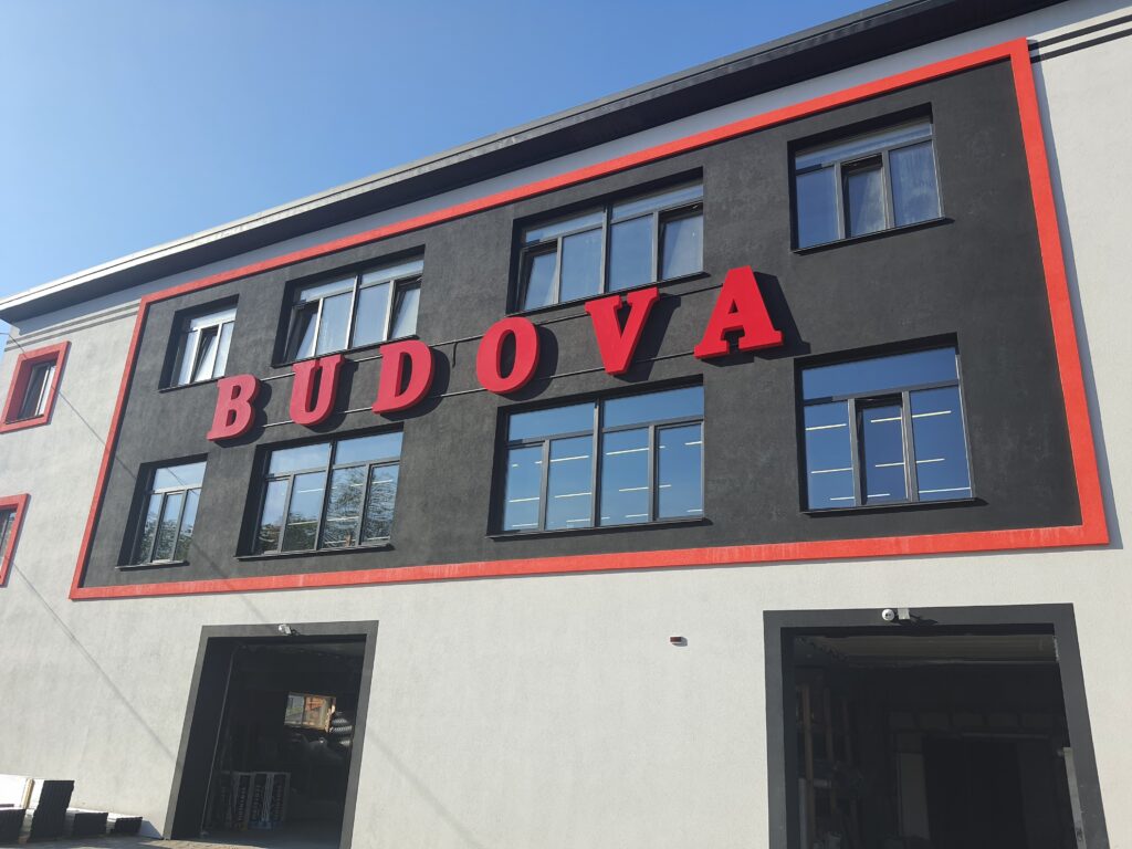 Виготовлення зовнішньої реклами та монтаж світлових літер BUDOVA на фасаді