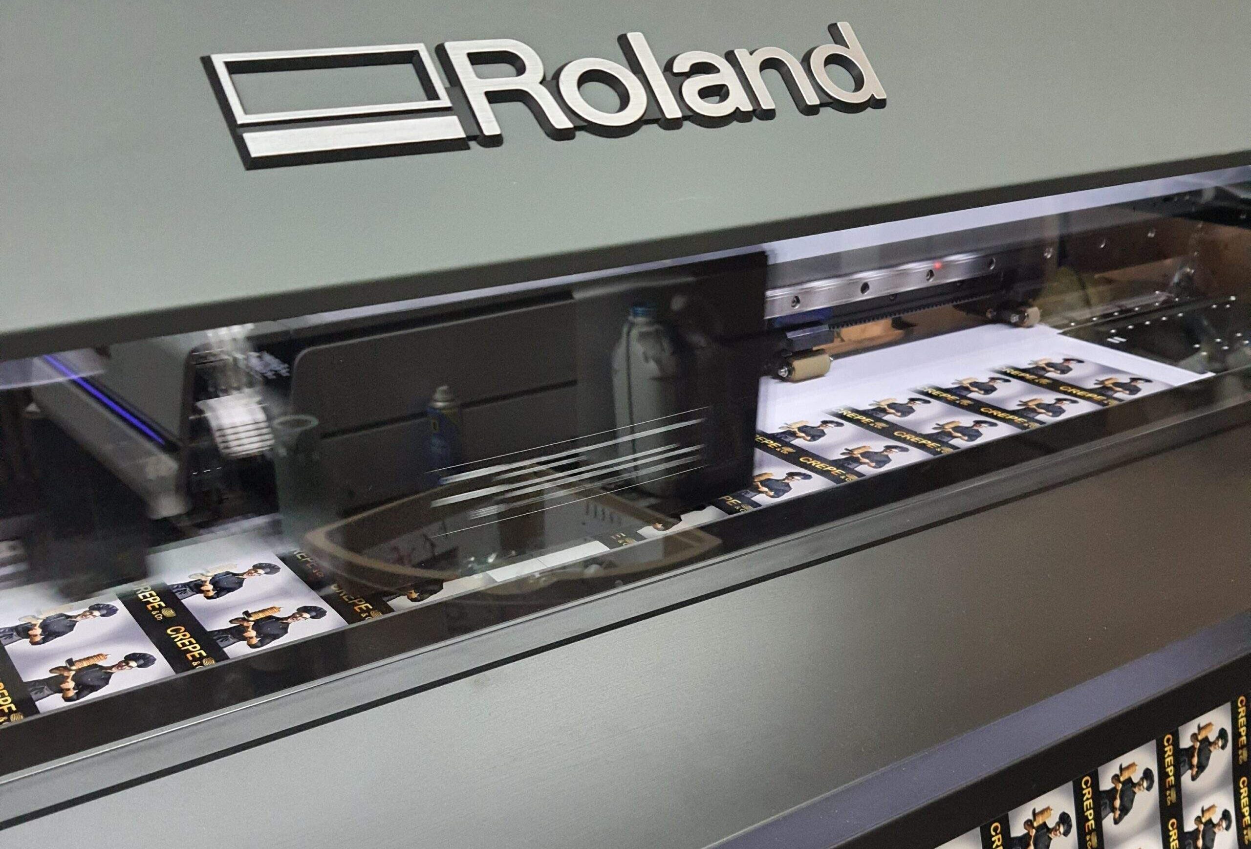 Друк етикеток на сучасному принтері Roland 2025 на виробництві Art Vision"