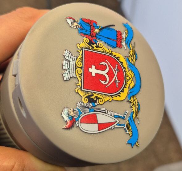 Рельєфний об'ємний герб на кришці термостакана