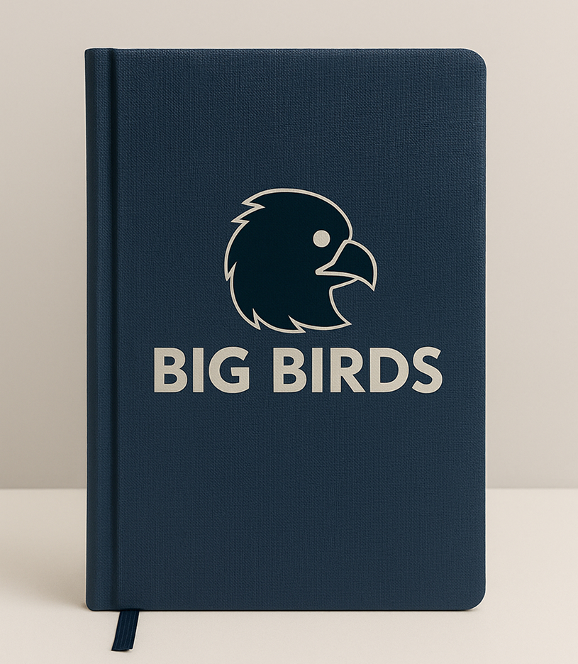 Синий текстурный ежедневник с белым логотипом 'BIG BIRDS'. Печать на блокнотах из эко-кожи для фирменного стиля компании