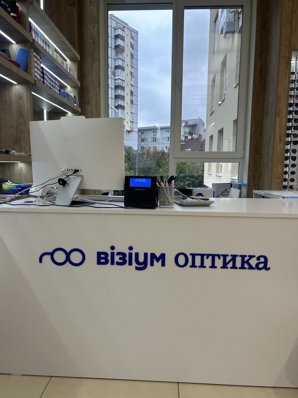 Об'ємний напис та логотип на стійці ресепшн в оптиці